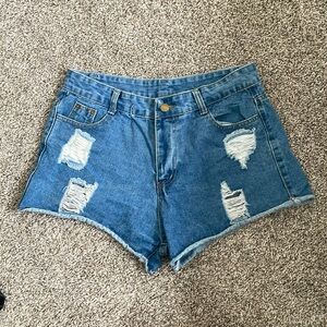 LAST CHANCE - Ripped denim shorts - medium wash